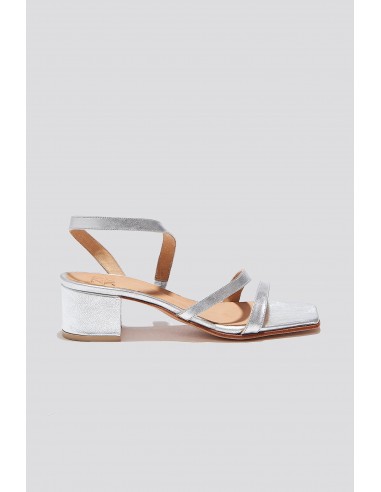 The Delfina Sandal in Silver le des métaux précieux