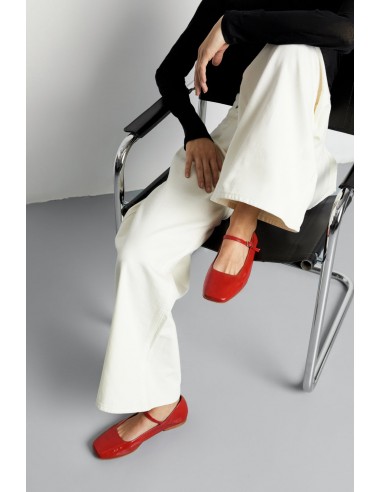 Julieta Mary Janes in Red Patent Leather en linge